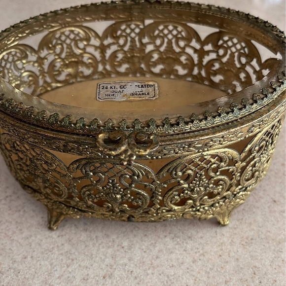 Vintage Antique Stylebuilt Oval Glass Gold Filigree Jewelry Box w/Flower Rope - Picture 4 of 4
